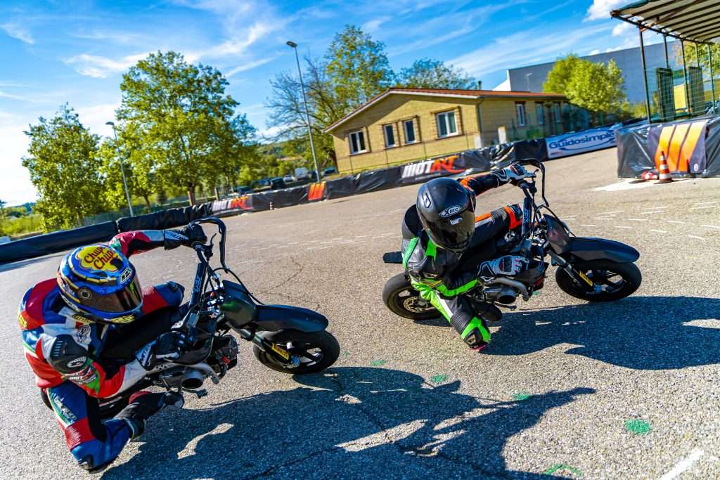 due persone in moto su una strada