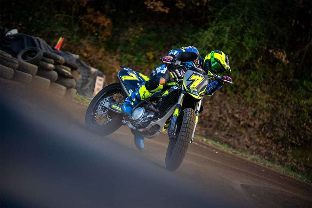 Pilota che si allena nella disciplina del Flat track