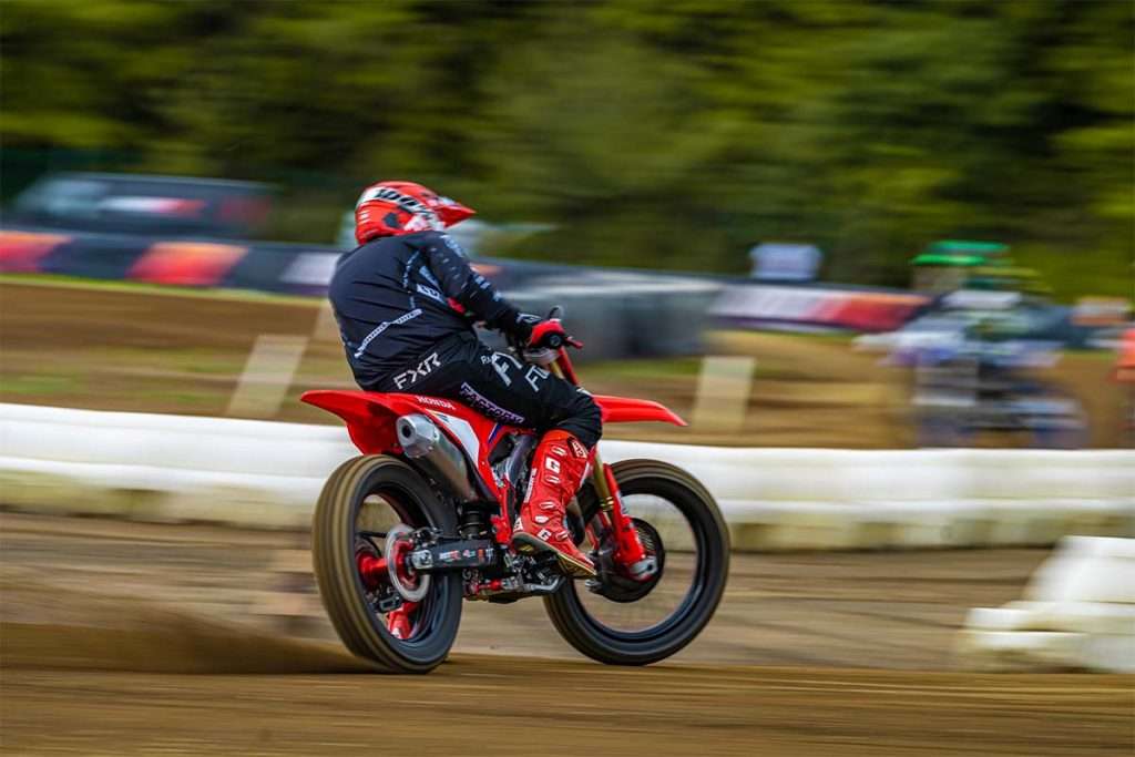 Pilota che si esibisce nel Flat track