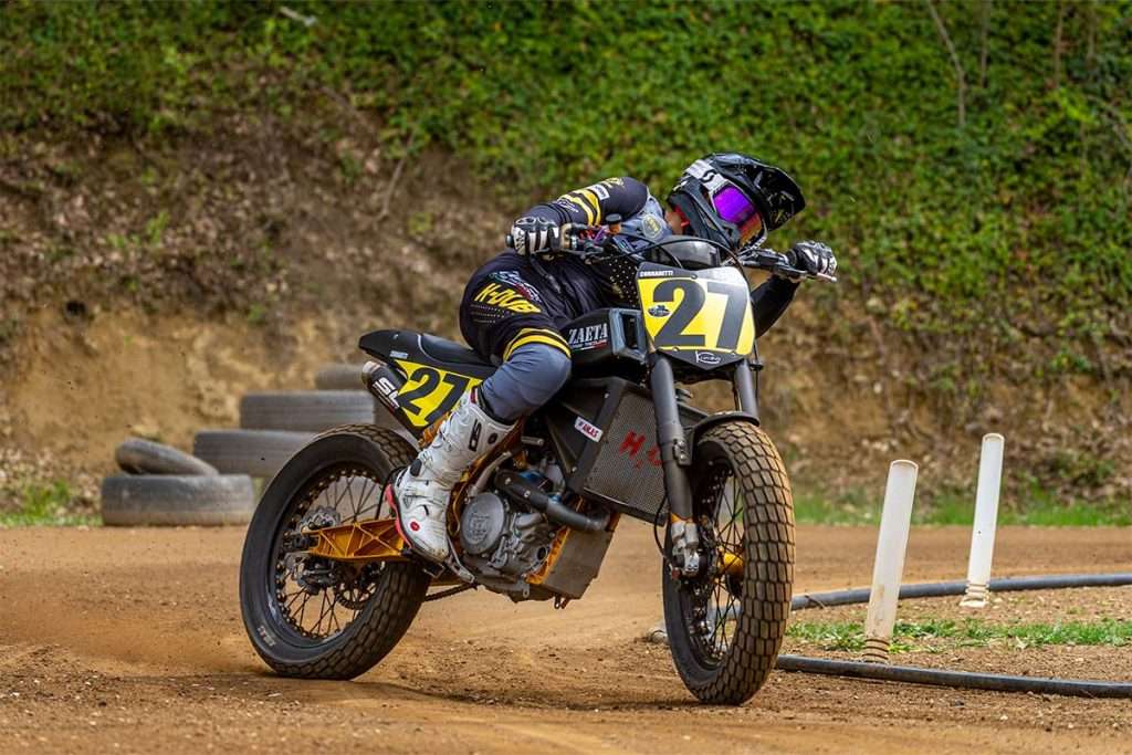 Pilota professionista che si esibisce nel flat Track