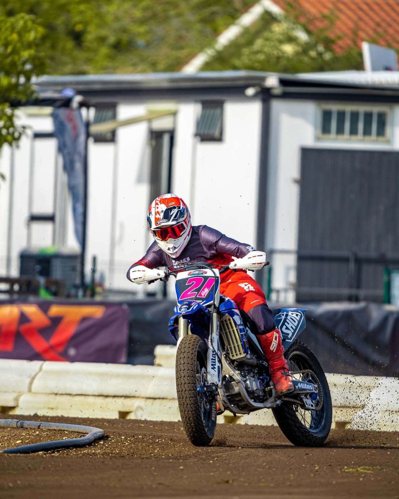 Un pilota che si allena nella disciplina del Flat Track nel circuito di Orte