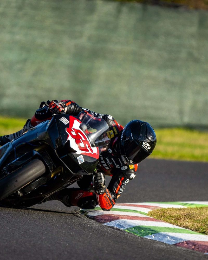 un pilota su una motocicletta