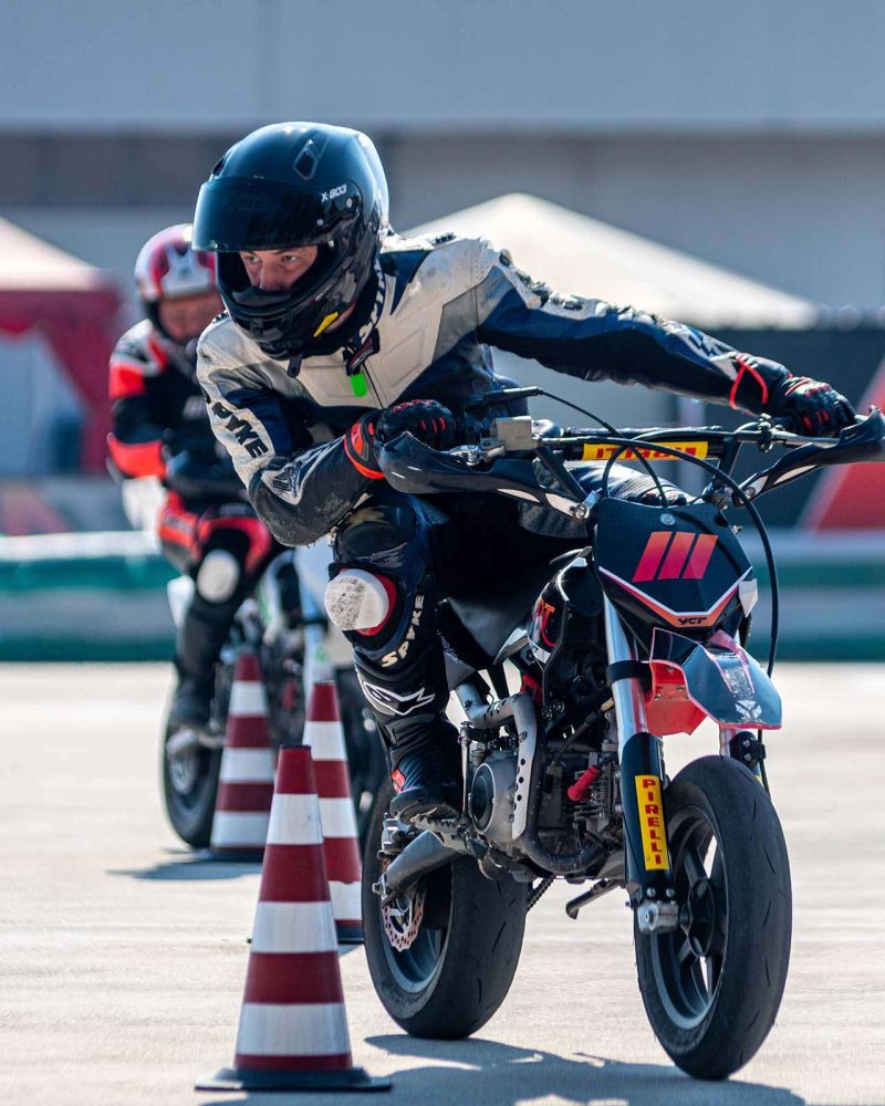 Un pilota amatore che si allena su una pit-bike