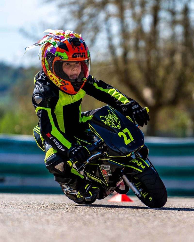 Un piccolo allievo che si allena su una minimoto nel Scuola di motociclismo di Orte MotaArt